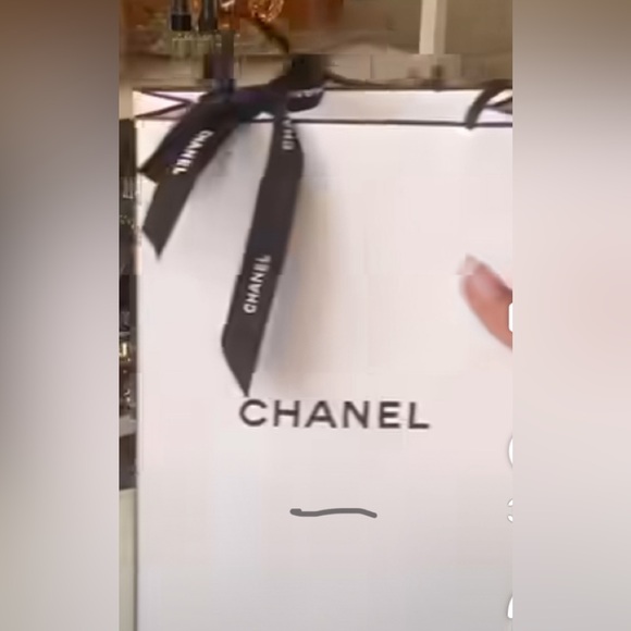 Absolutely gorgeous rare and authentic Chanel shopping bag either ribbon - Picture 5 of 5